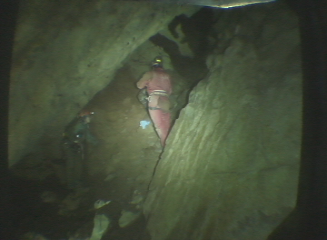 洞窟内部の調査・測量中